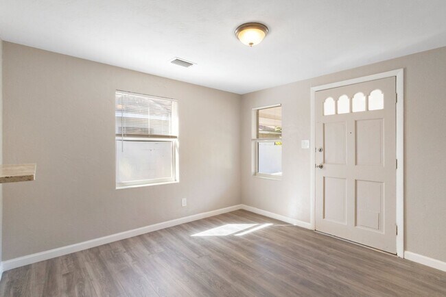 Building Photo - Cute 2bdrm/1bath with large yard & storage...