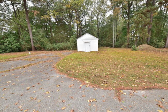 Building Photo - 1760 Country Club Rd