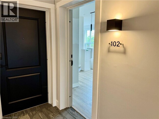 Photo du bâtiment - 120 Springvalley Crescent