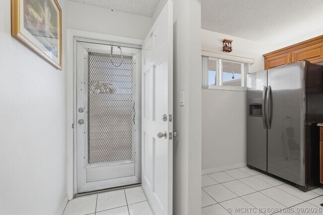 Building Photo - 2606 Garden Dr S