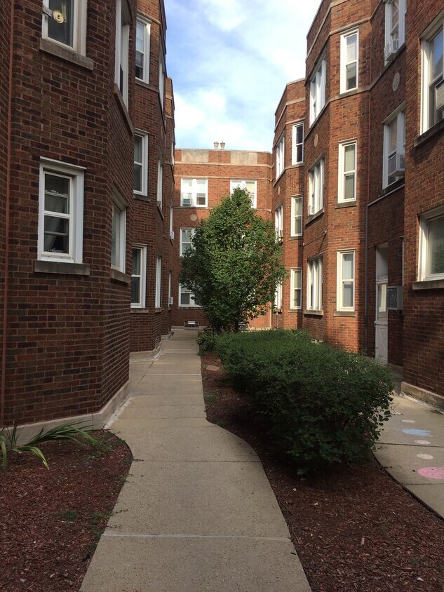 Primary Photo - 2641 N Laramie Ave