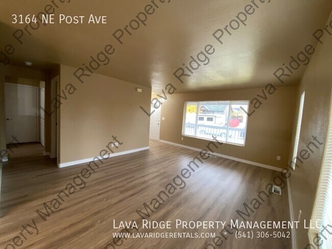 Foto del edificio - 3164 NE Post Ave