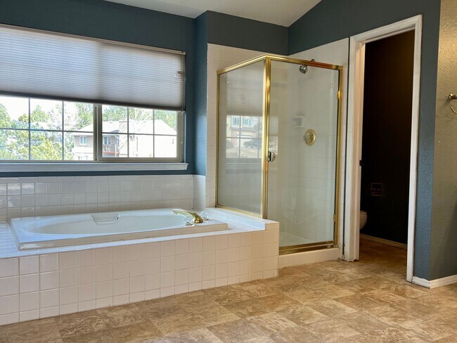 Foto del edificio - Gleneagle 4 Bed 2 Story Home with Stunning Mt. Views