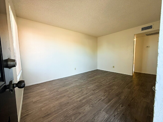 Building Photo - Bright and beautifully updated 2-bedroom h...