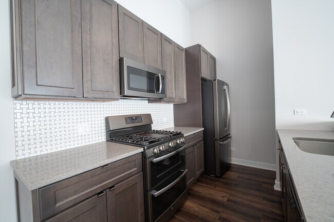 Foto del edificio - 1900 W Foster Ave