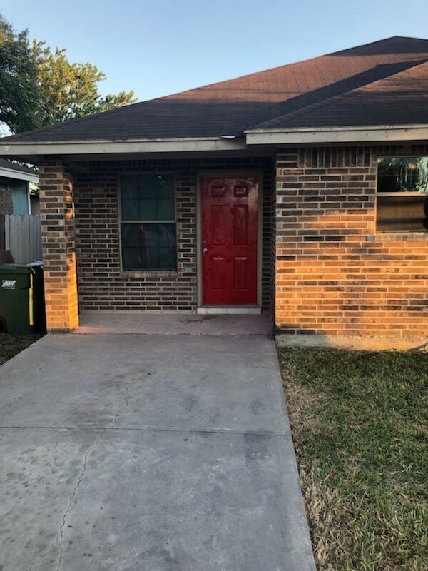 Primary Photo - 5012 Santiago Ln