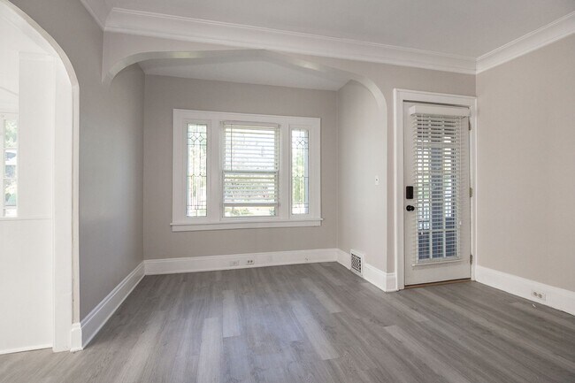 Foto del edificio - 3300 Dellwood Rd