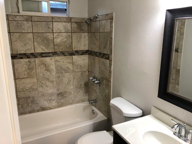 Building Photo - Centrally Located 2 Bed/1 Bath Duplex in L...