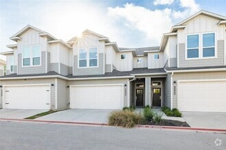 Building Photo - 1705 Roseburg Dr