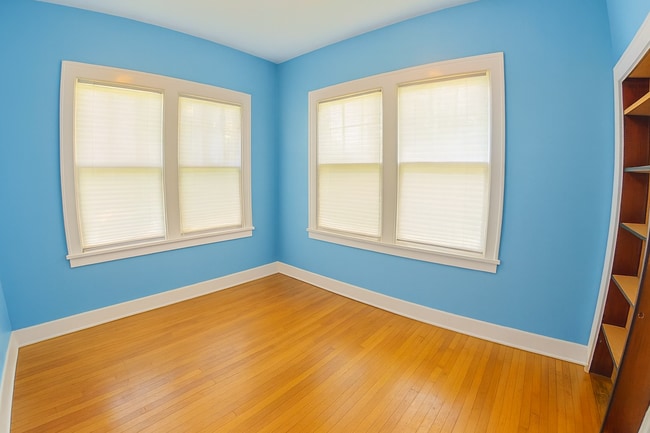 Building Photo - Hardwood Floors + Pet Friendly + Off-Stree...