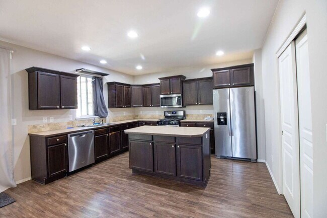 Building Photo - A BEND HOME FOR PEOPLE AND PETS!