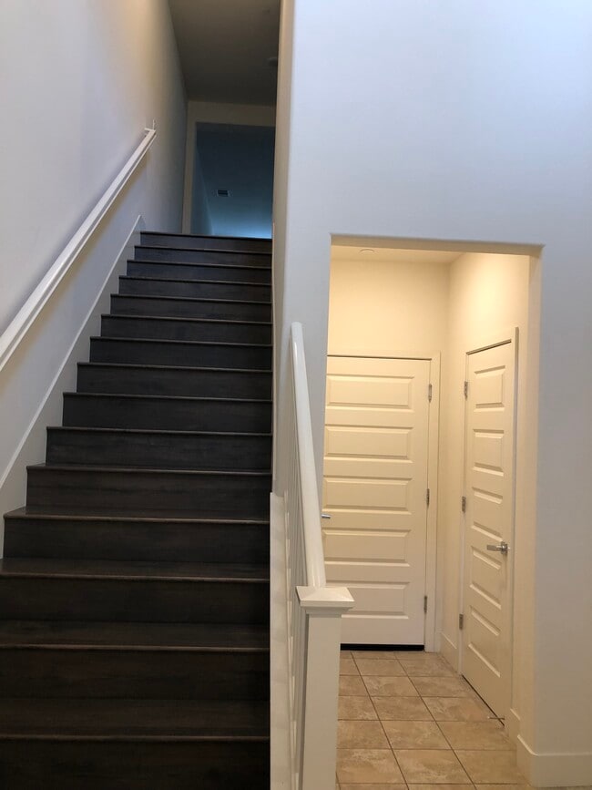 Entry/garage - 447 McCall Ln
