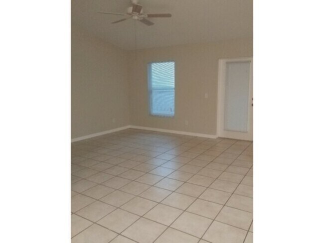 Building Photo - 2-bedroom 2 bath 2 duplex with garage!