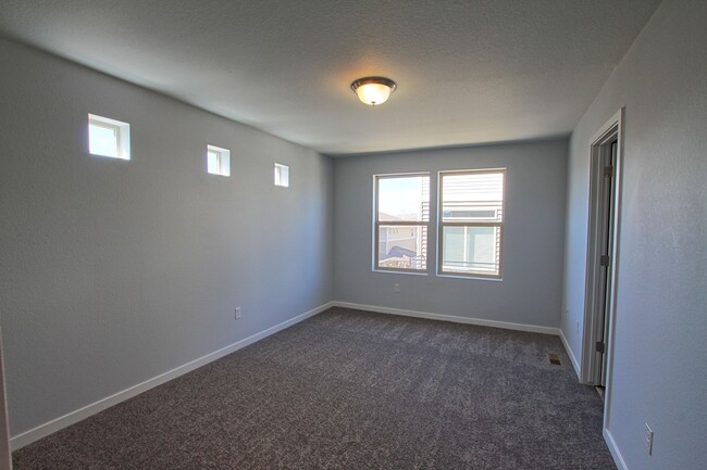 Foto del edificio - 5 bed 3.5 bath home in the Meadows