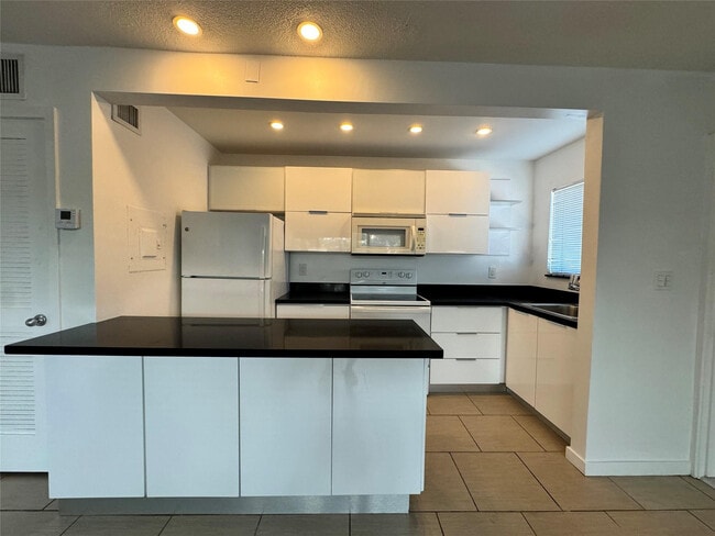 Building Photo - 2830 NE 30th Pl