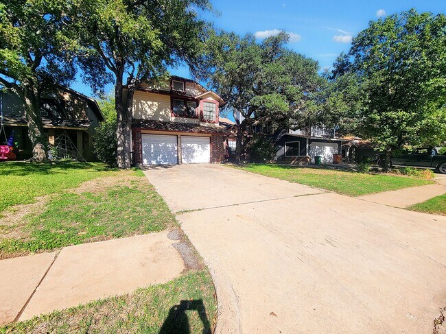 Foto del edificio - Warm & Inviting 4BR / 2.5BA Home with Covered Deck and 2-Car Garage