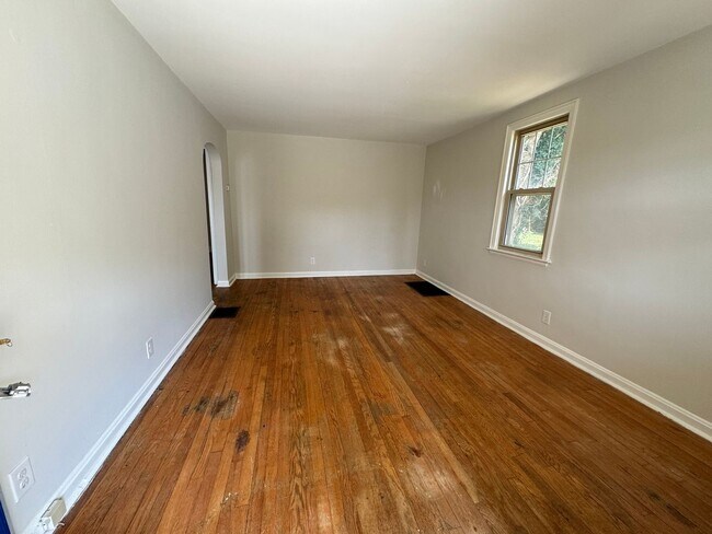 Photo - MT AIRY - Charming 3 bed 1 bath cape cod House