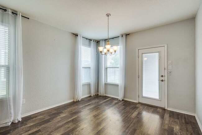 Building Photo - 3 Bedroom/2 Bath Falcon Landing Subdivision