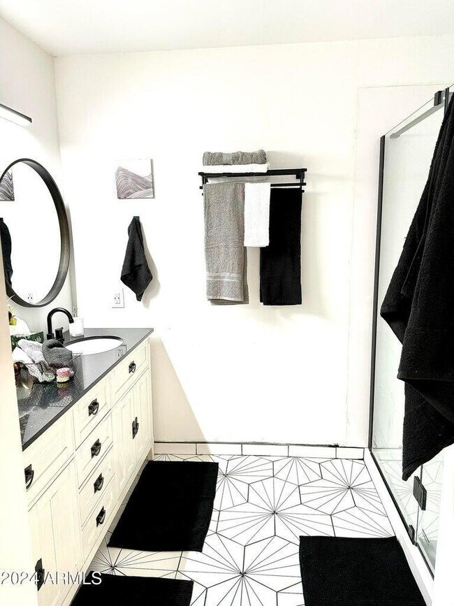 Foto del edificio - 1916 E Inverness Ave