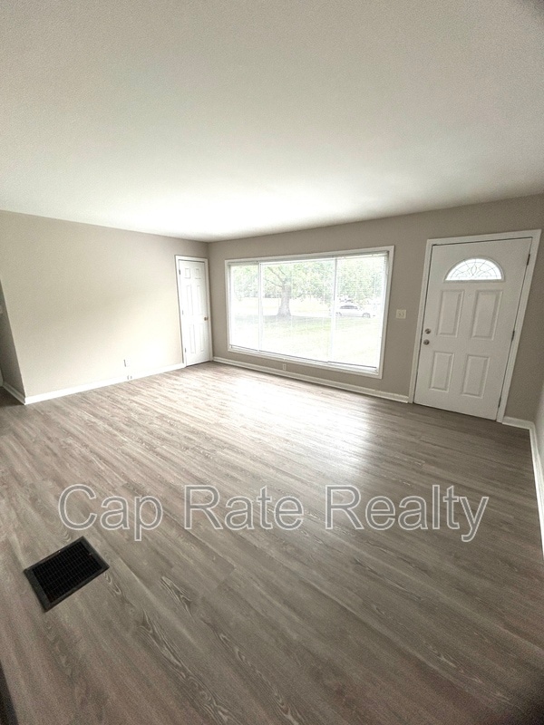 Building Photo - 2994 E Moreland Dr