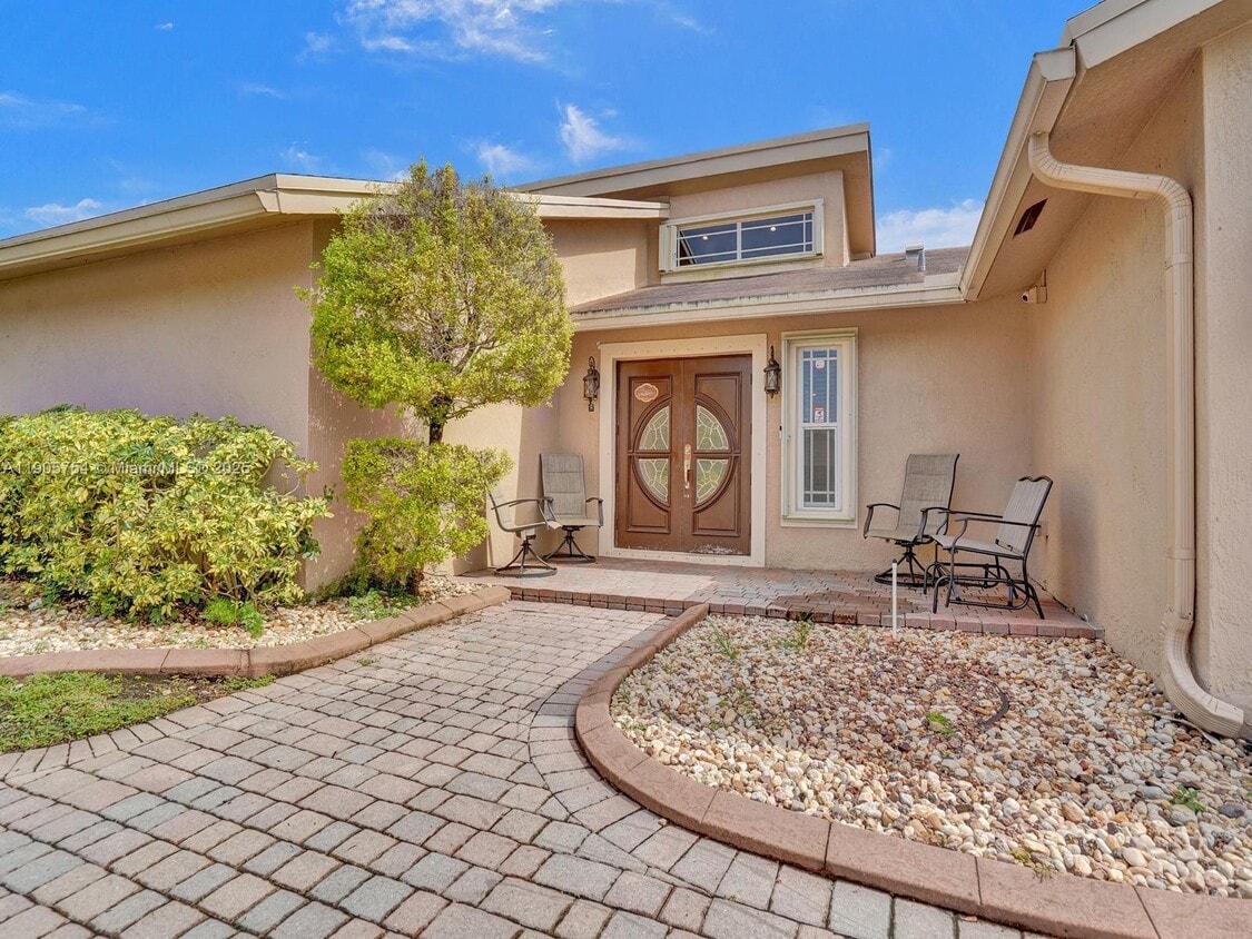 Foto principal - 9700 NW 33rd St