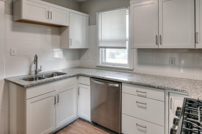 Building Photo - 4 bed in Aksarben