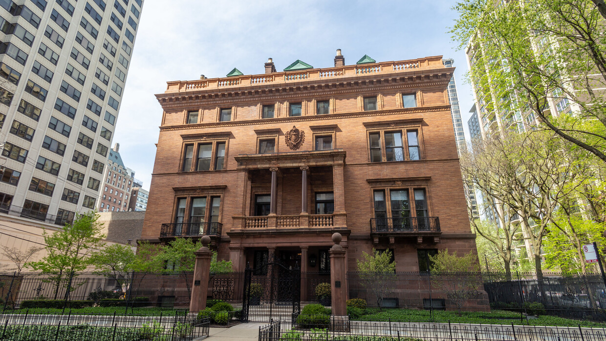 Primary Photo - 1500 N Astor St
