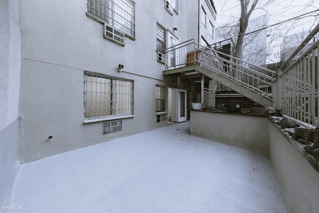 Building Photo - 3 br, 1 bath Apartment - 308 E 8th St