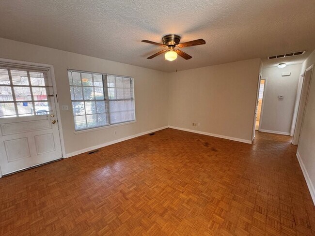 Foto del edificio - Huge fenced yard, charming 3-bedroom Norman home ready for move in!