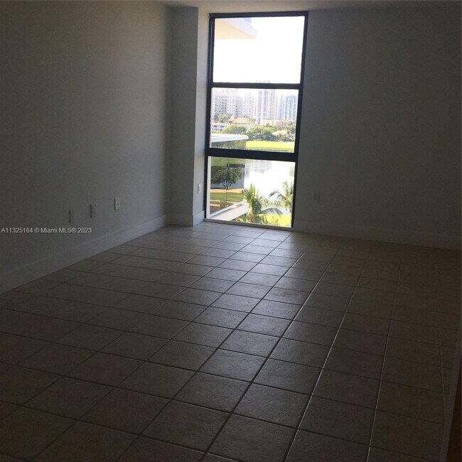 Building Photo - 3625 N Country Club Dr