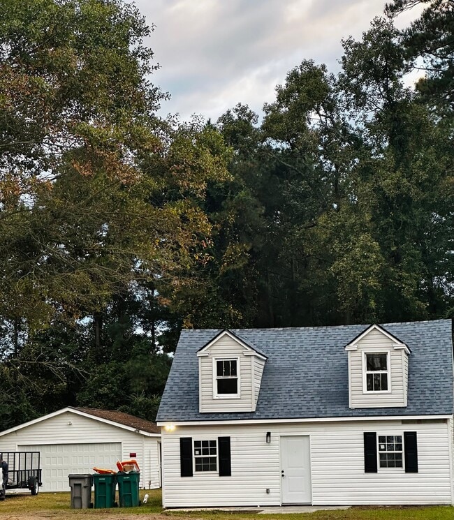 Building Photo - 220 Cavalier Dr