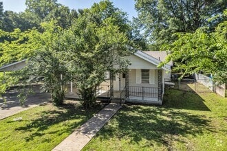 Building Photo - 114 E Ross Ave