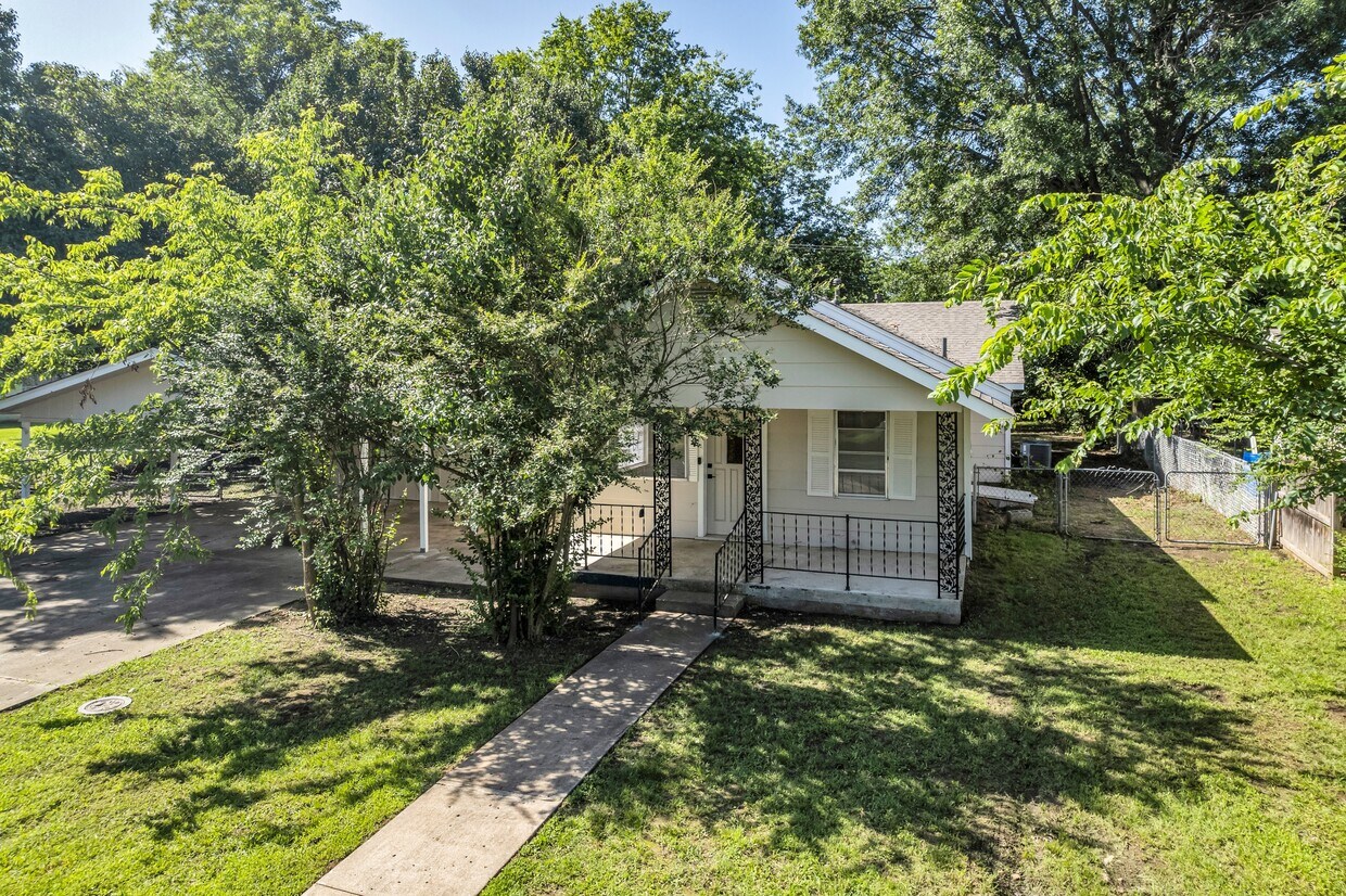 Foto principal - 114 E Ross Ave