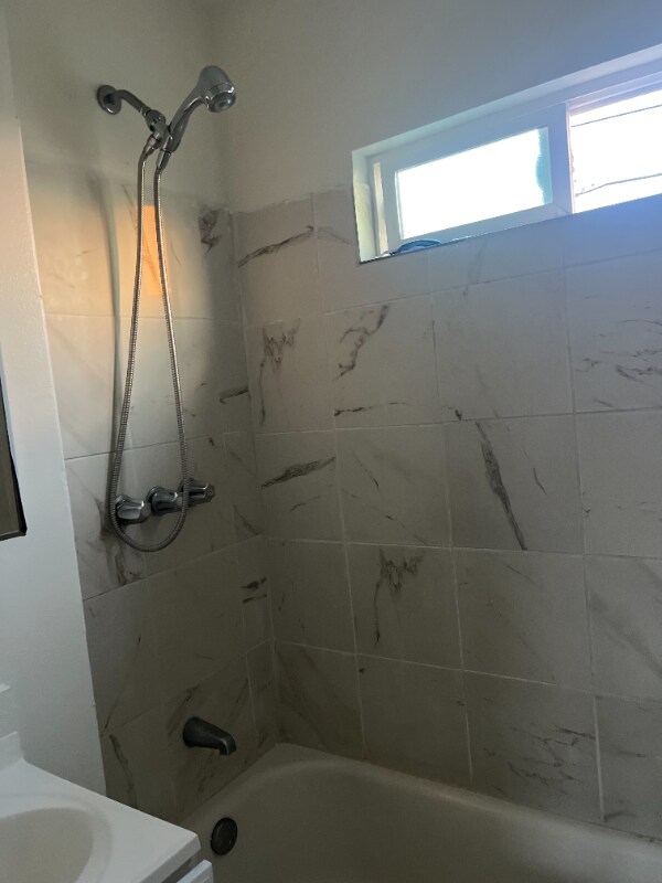 Foto principal - 1724 1/2-1724 1/2 W 45th St