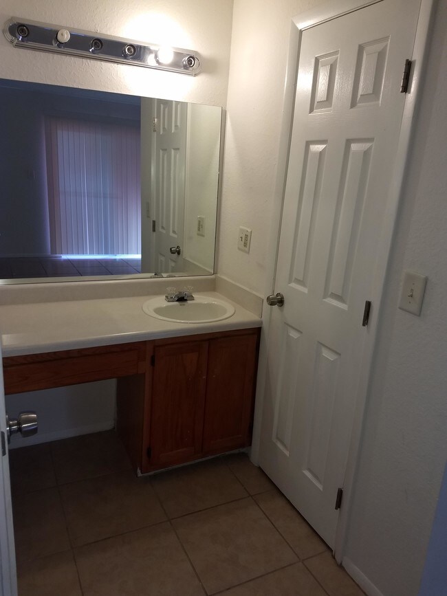 Building Photo - 2 bedroom in Tampa FL 33614