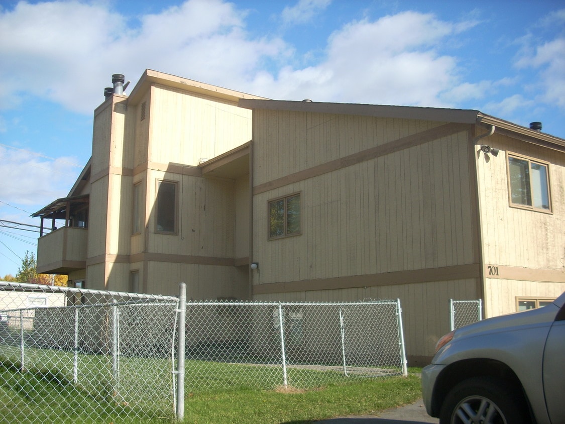 Building Photo - 701 W 45th Ave