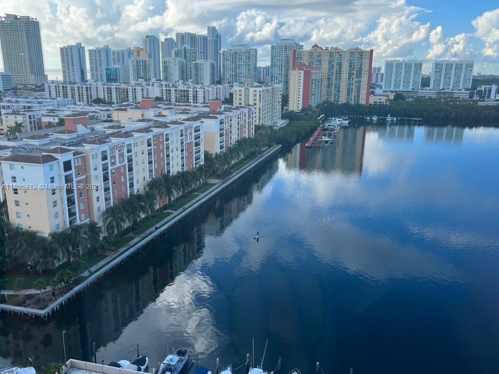 Foto principal - 250 174th St