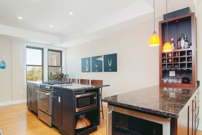 Building Photo - 2021 Commonwealth Ave