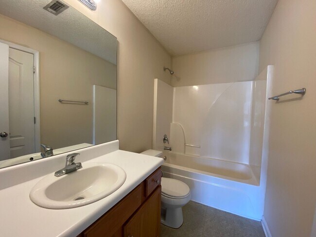 Foto del edificio - PRE-LEASING FOR AUGUST 2026! 1/2 Deposit Special!!!