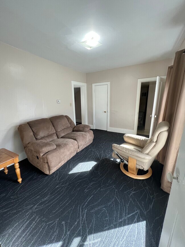 1808 Loomis St Unit Upper, La Crosse, WI 54603 Apartments in La