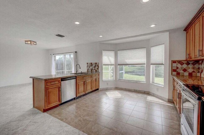 Foto del edificio - 10758 Lake Jasmine Dr