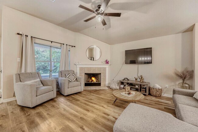 Foto del edificio - 1311 Melissa Oaks Ln