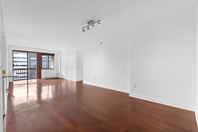 Building Photo - 45 River Dr S