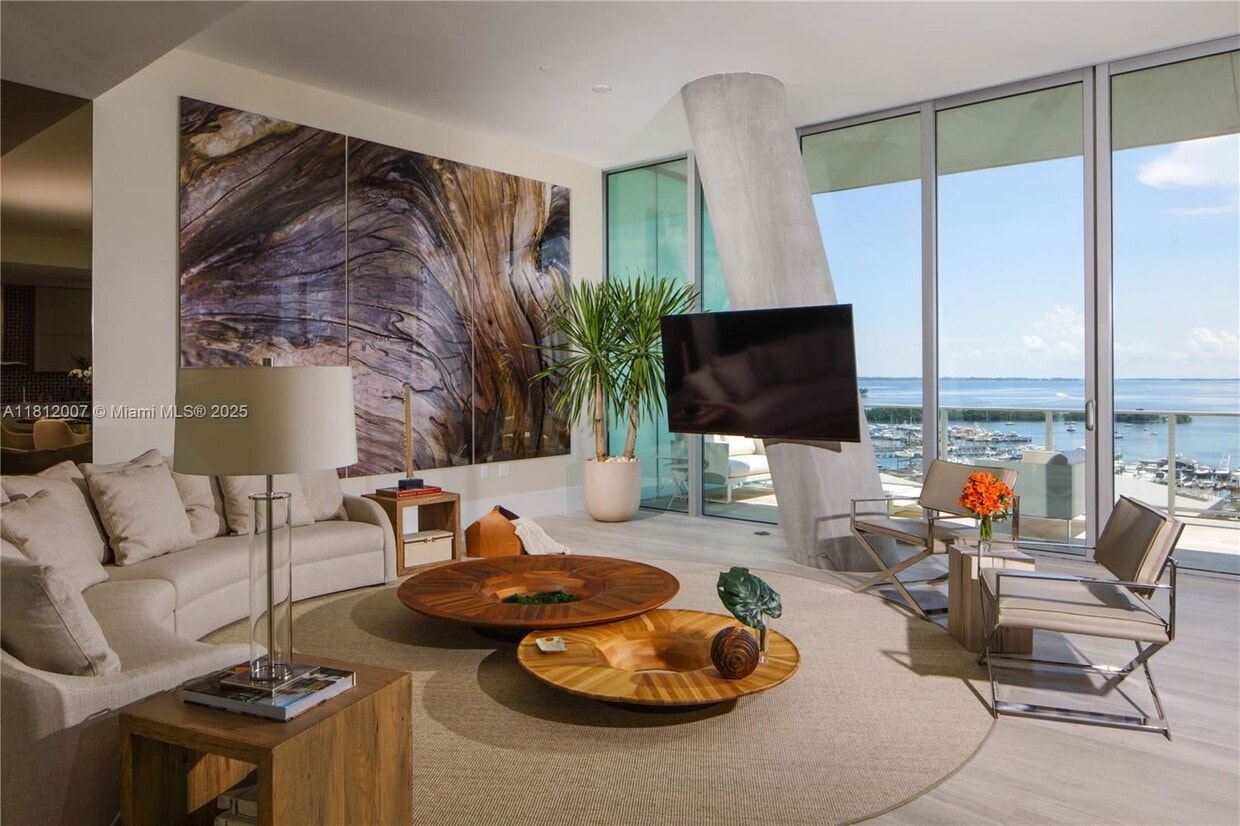 Foto principal - 2675 S Bayshore Dr