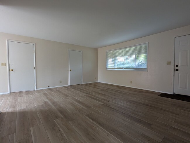 Building Photo - Great 2+ Bedroom, 1 Bathroom Duplex In Spr...