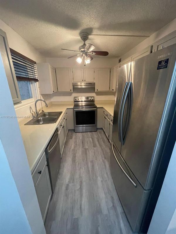 Foto principal - 454 N Laurel Dr