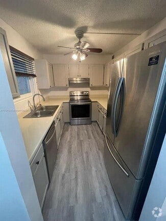 Building Photo - 454 N Laurel Dr