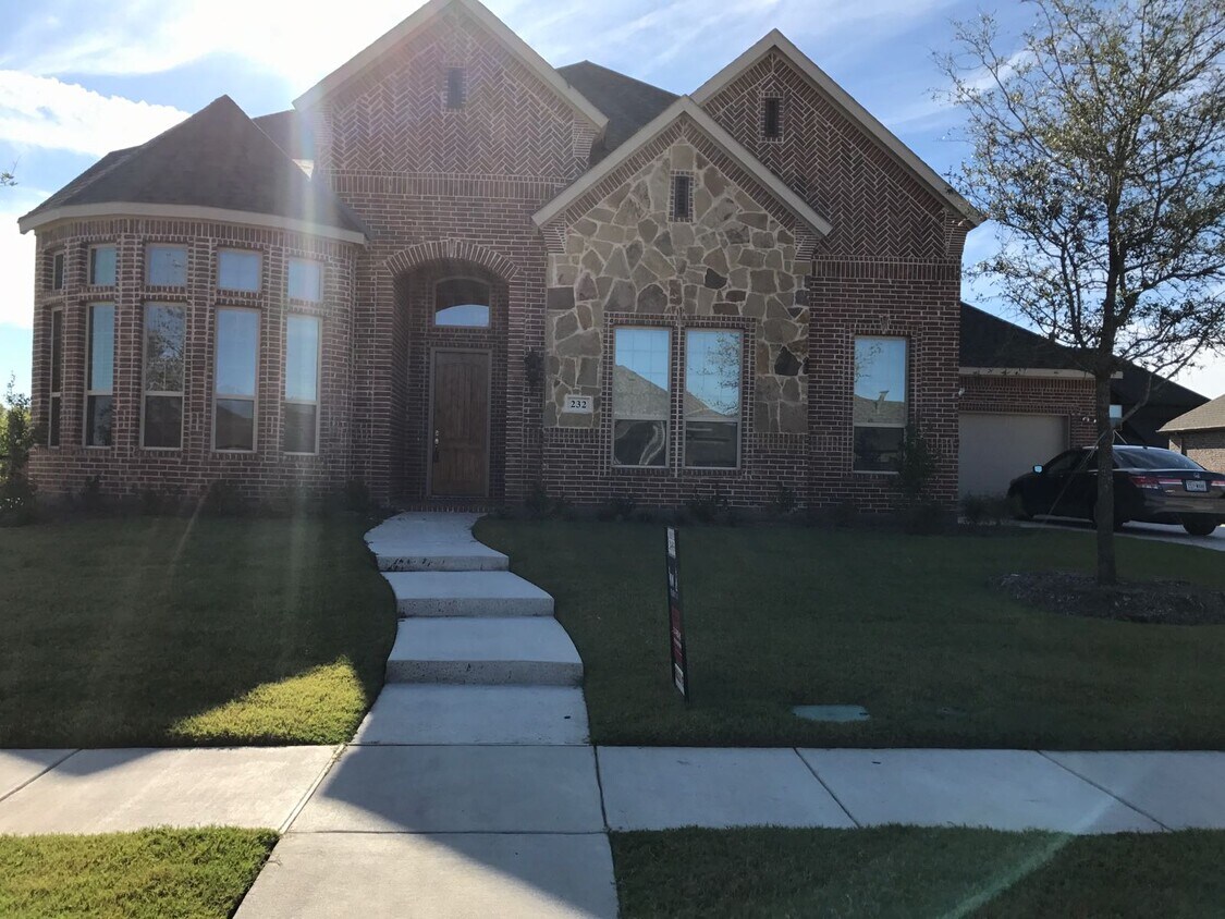 4 bedroom and study - 232 Whitewing Ln
