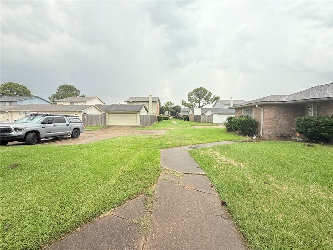 Foto del edificio - 6387 S Briar Bayou Dr