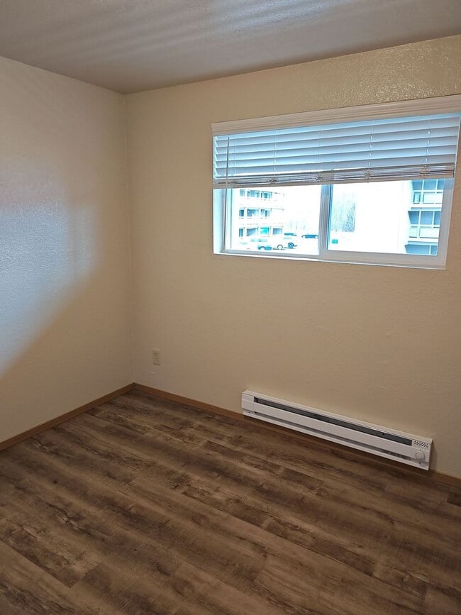 Building Photo - Two bedroom with den! Washer/Dryer in unit!